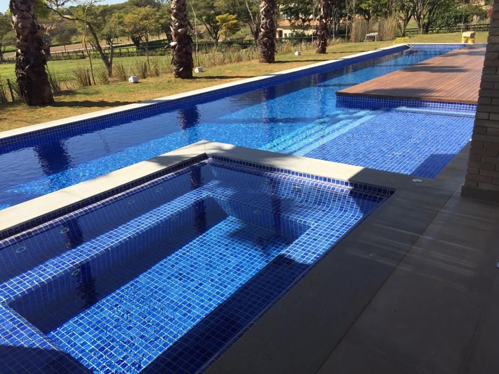 Uma grande piscina com escadas que levam até ela