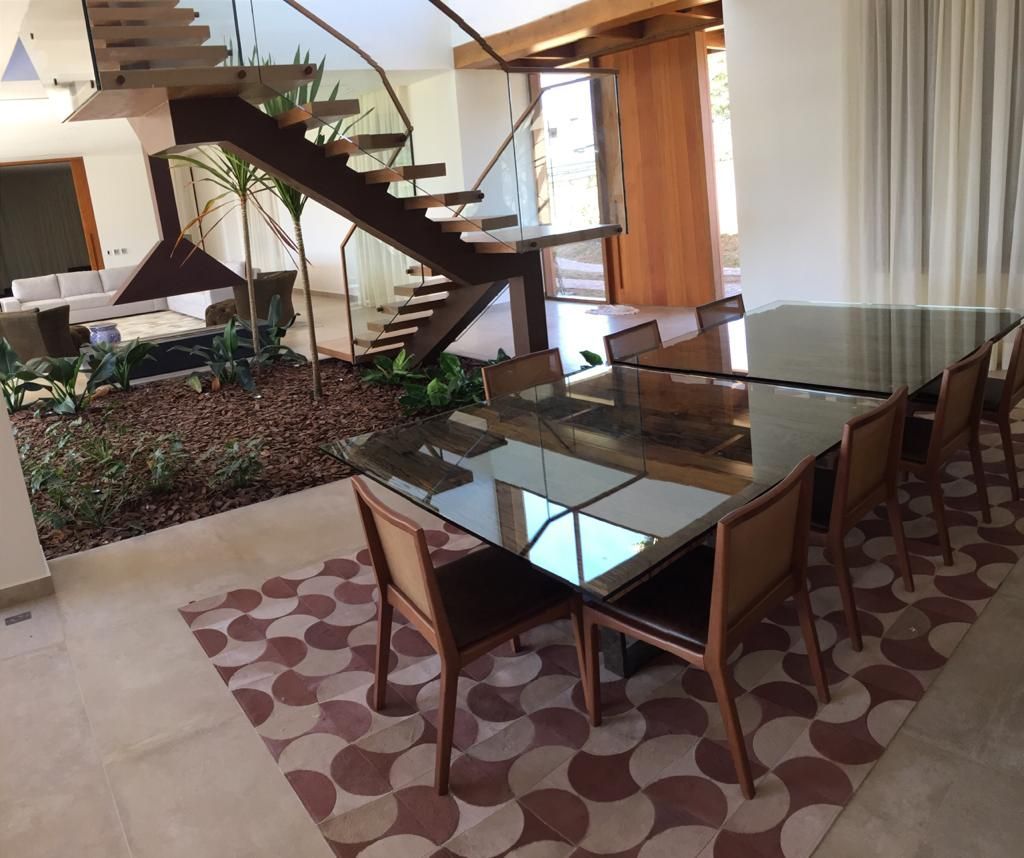 Uma sala de jantar com mesa e cadeiras e uma escada