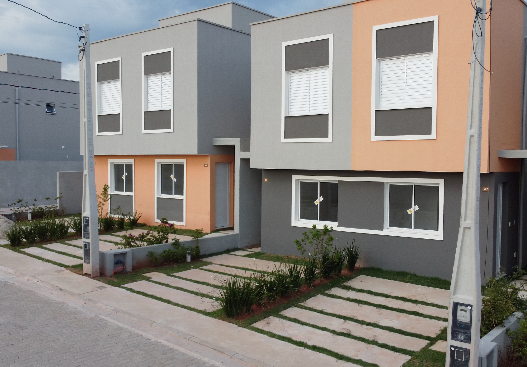 Uma casa com muitas janelas e uma garagem