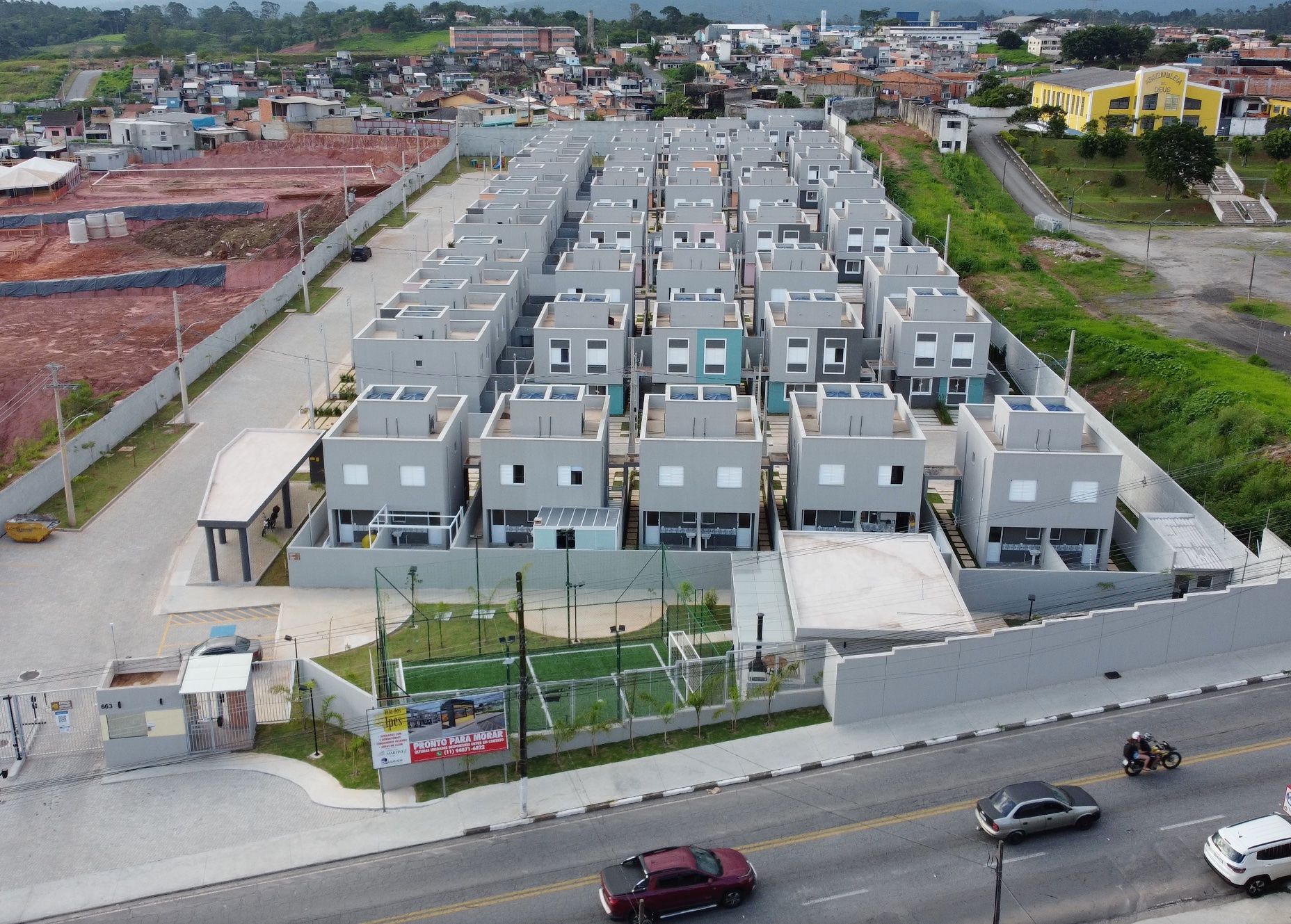 Uma vista aérea de uma área residencial com muitos edifícios
