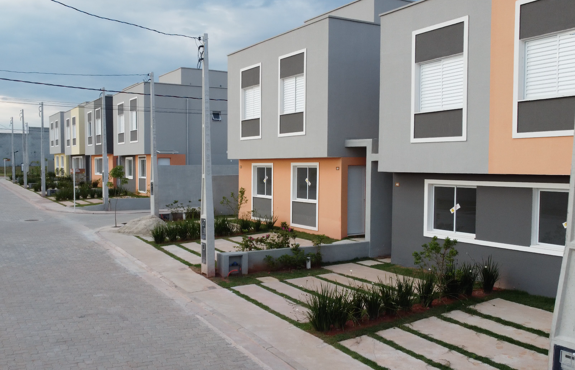 Uma vista aérea de uma área residencial com muitos edifícios