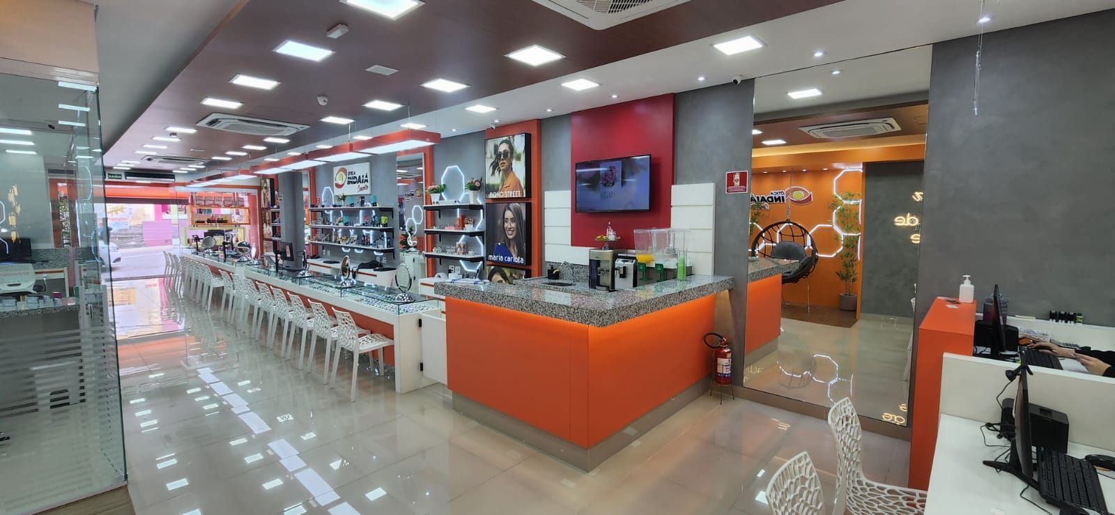 Uma sala grande com muitos móveis e um balcão em uma loja.