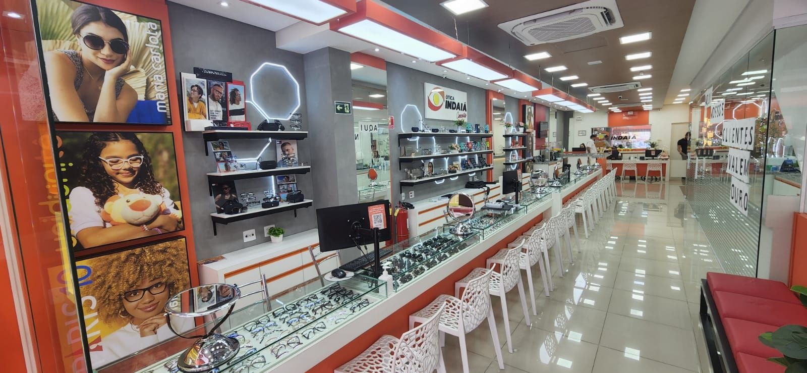 Uma grande loja de ótica com muitos óculos em exposição.