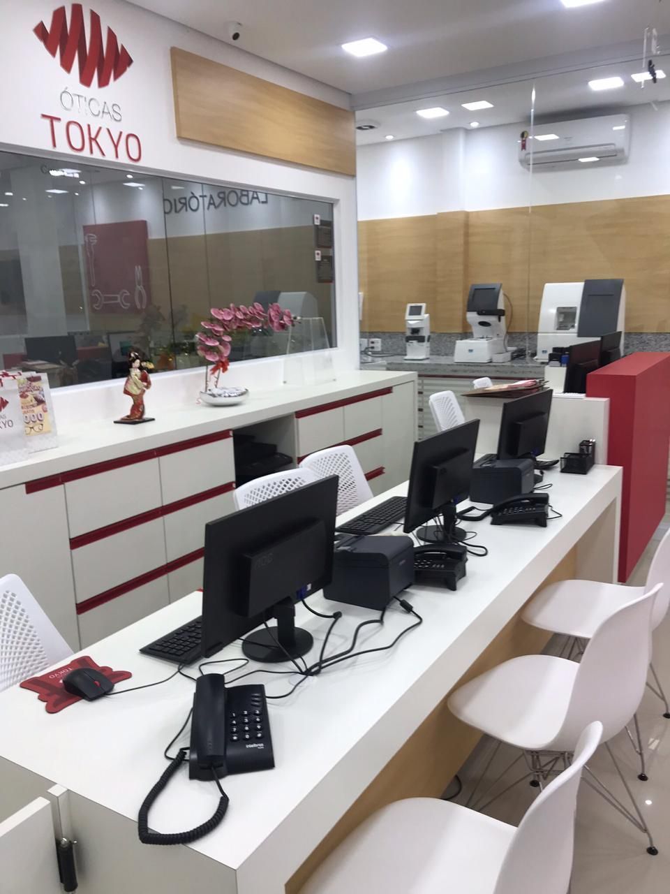 Um escritório com uma placa que diz Tóquio