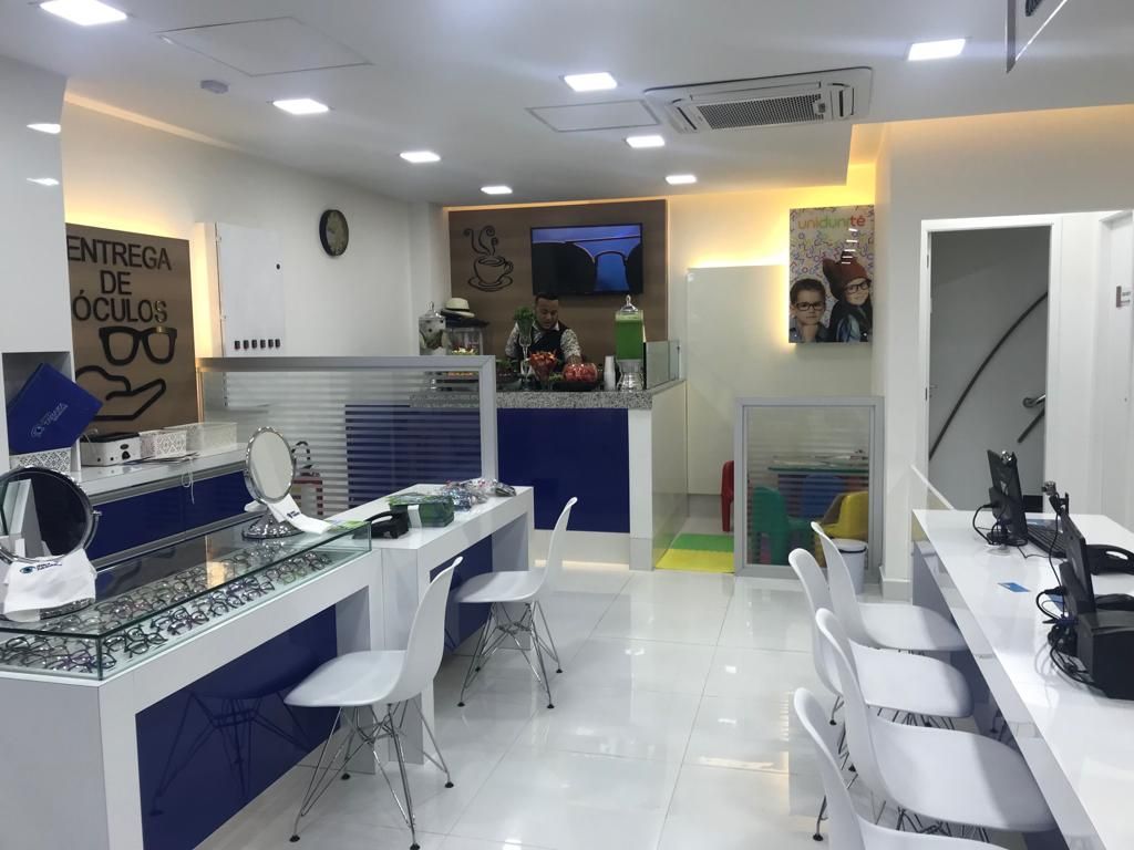 Uma sala com uma placa que diz entrega de óculos