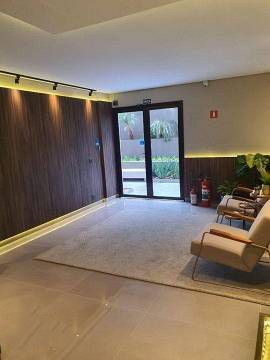 Uma sala de estar com um sofá, cadeiras e um extintor de incêndio.