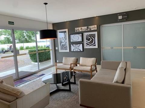 Uma sala de estar com um sofá, cadeiras e uma mesa.