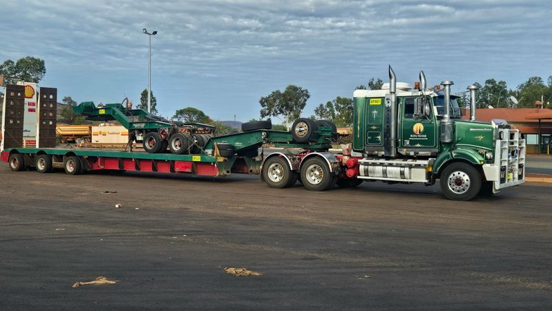 Low loader and drop-deck transport