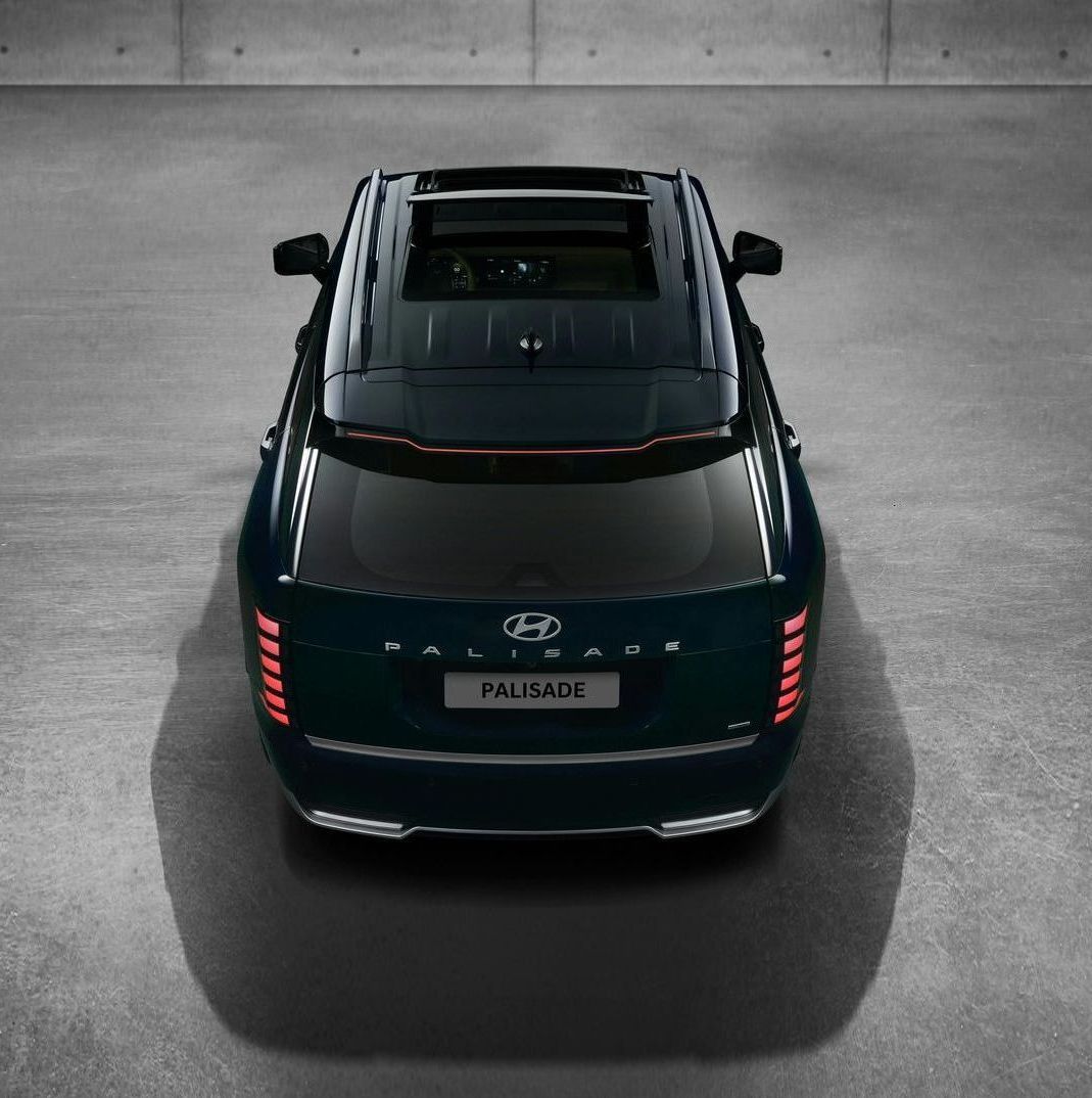A black hyundai palisade is parked in a parking lot