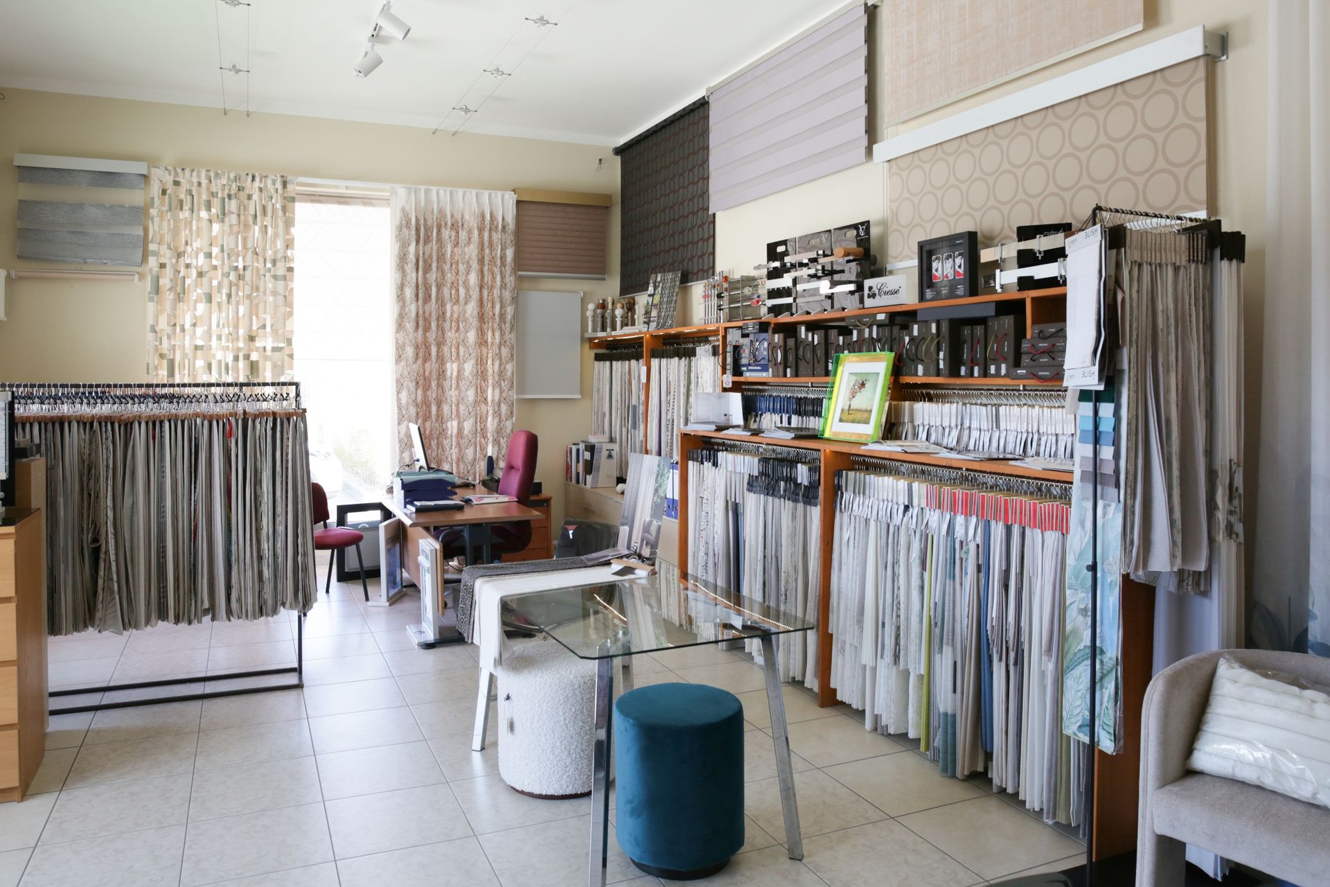 Un negozio pieno di tende e tessuti.