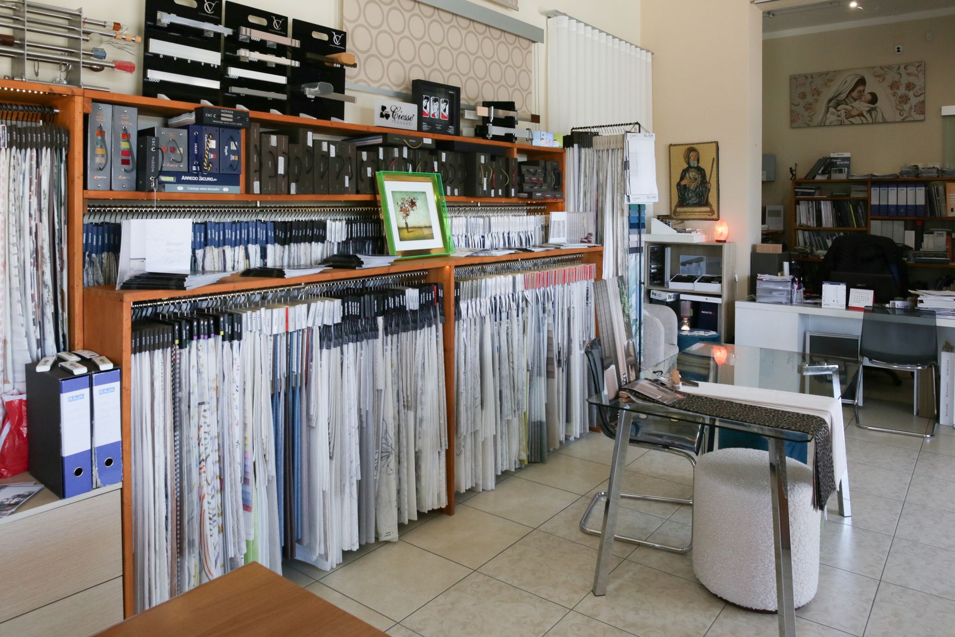 Una stanza con molti scaffali e un tavolo