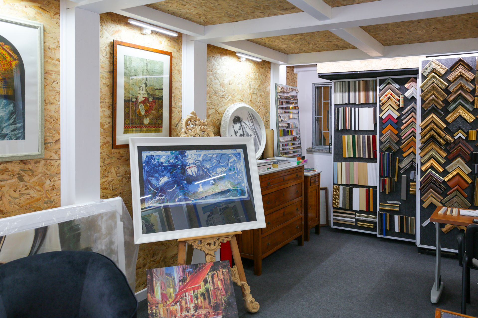 Una stanza con un dipinto su un cavalletto