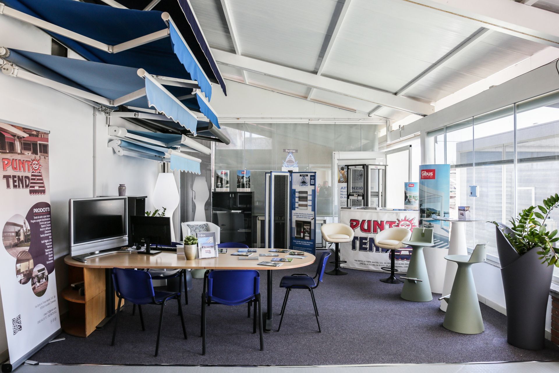 Una stanza con un tavolo e delle sedie e un cartello che dice punto real