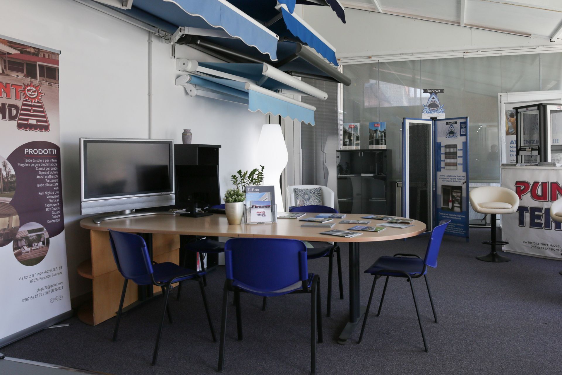 Una stanza con un tavolo e delle sedie e un cartello che dice tenda divertente