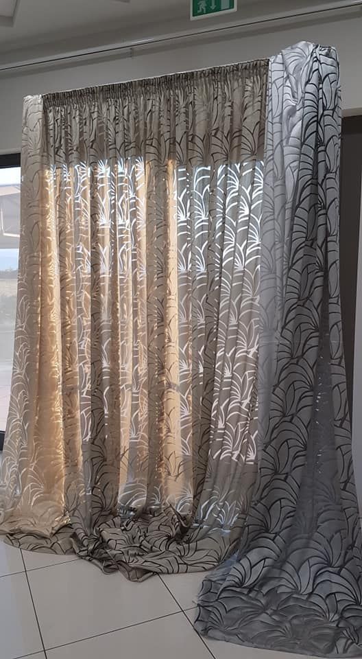 Un paio di tende appese a una finestra in una stanza.