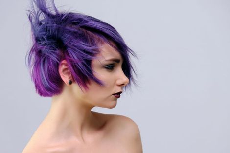 Una bella ragazza sexy con i capelli viola