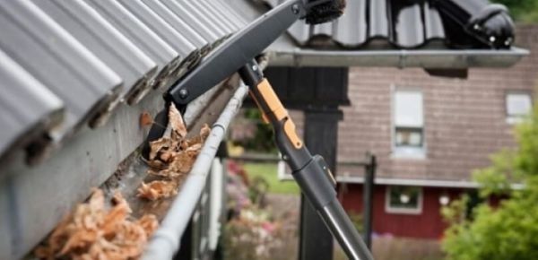 picture of a gutter cleaning devise cleaning an eavestrough