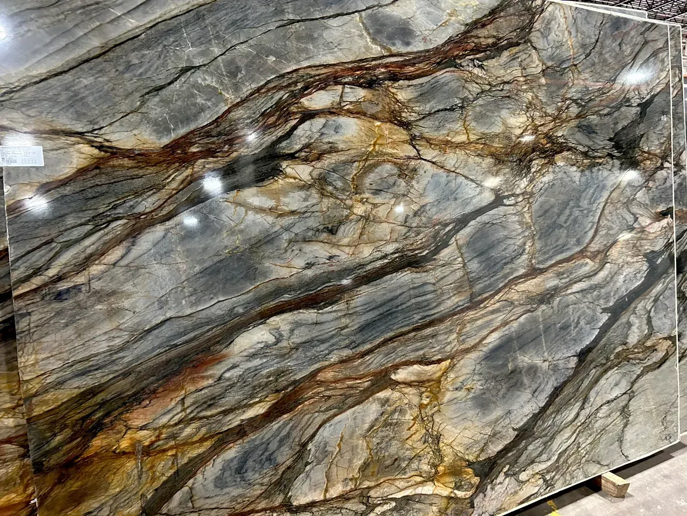 A large slab of marble is sitting on top of a pallet.