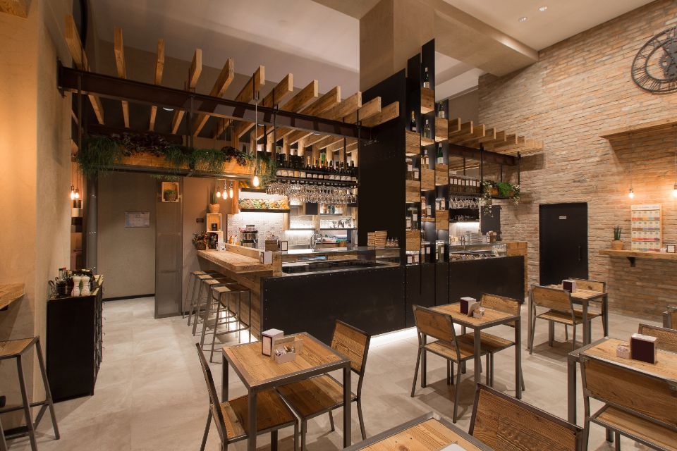 Sedie e mobili in metallo per bar e ristoranti