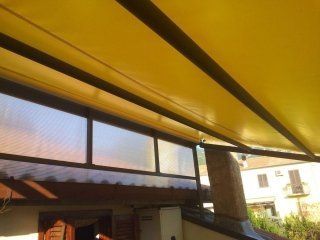 Tende per pioggia e vento