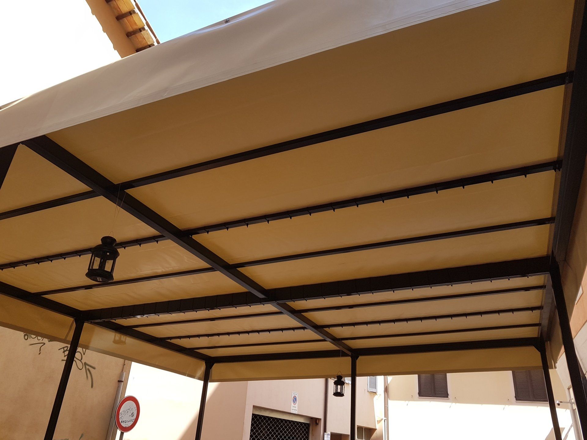 Tende per pioggia e vento