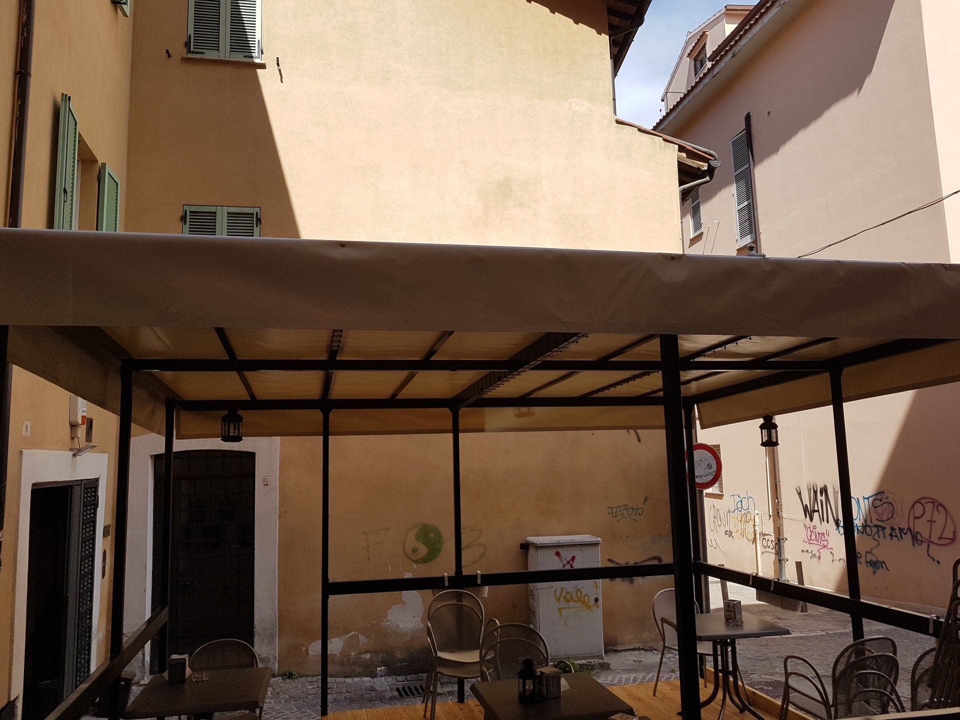 Tende per pioggia e vento