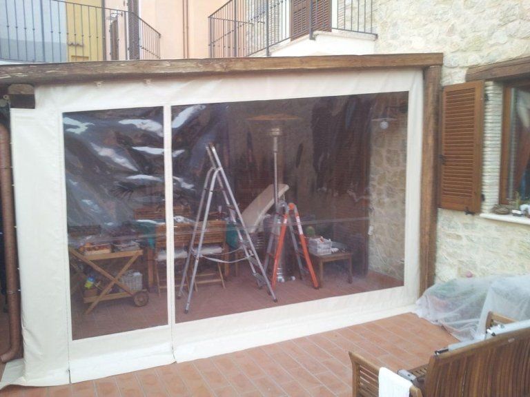 Tende per pioggia e vento