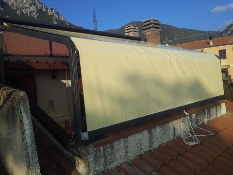 Tende per pioggia e vento