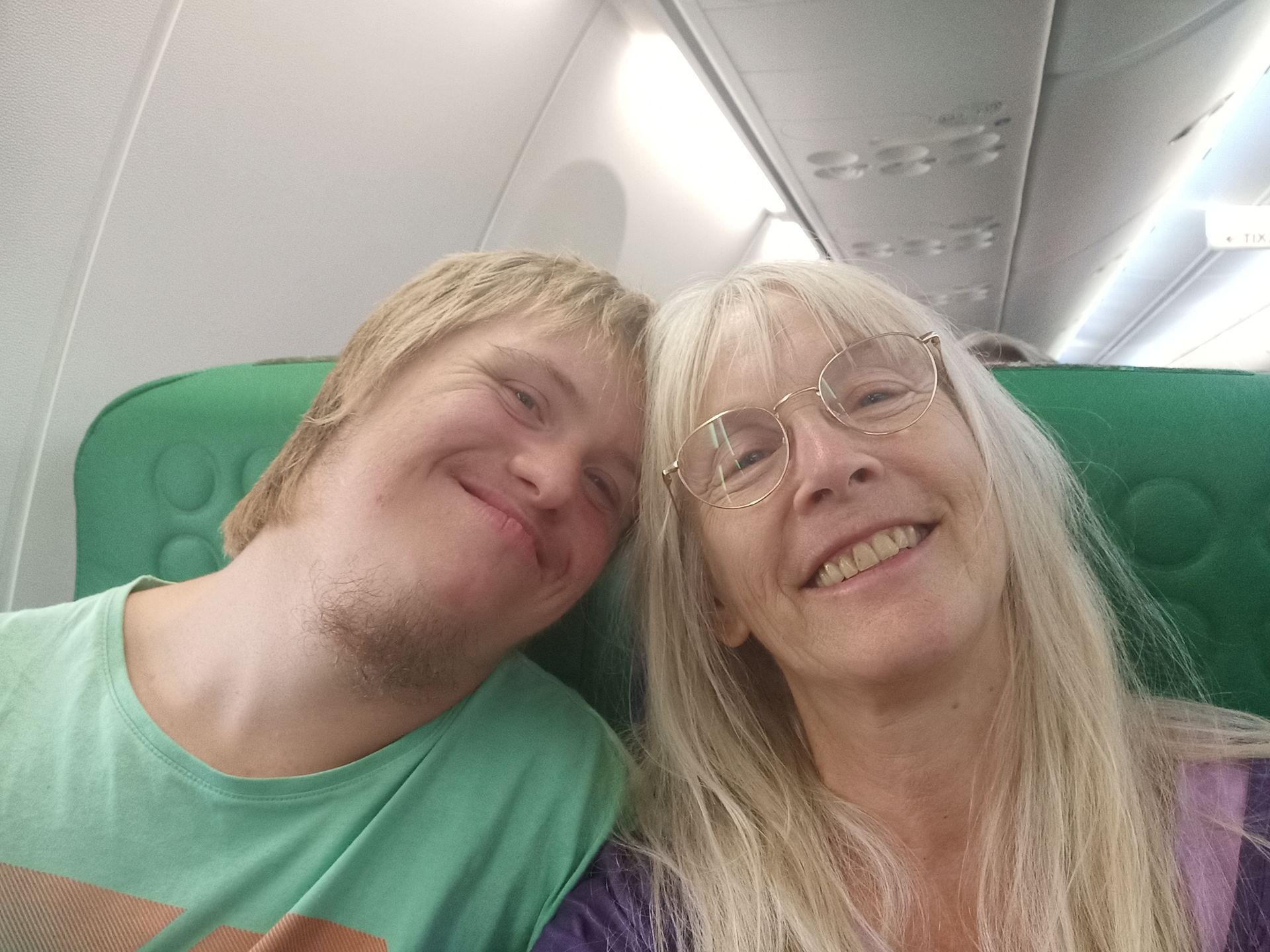 Robin en Tineke in het vliegtuig op weg naar hun droom