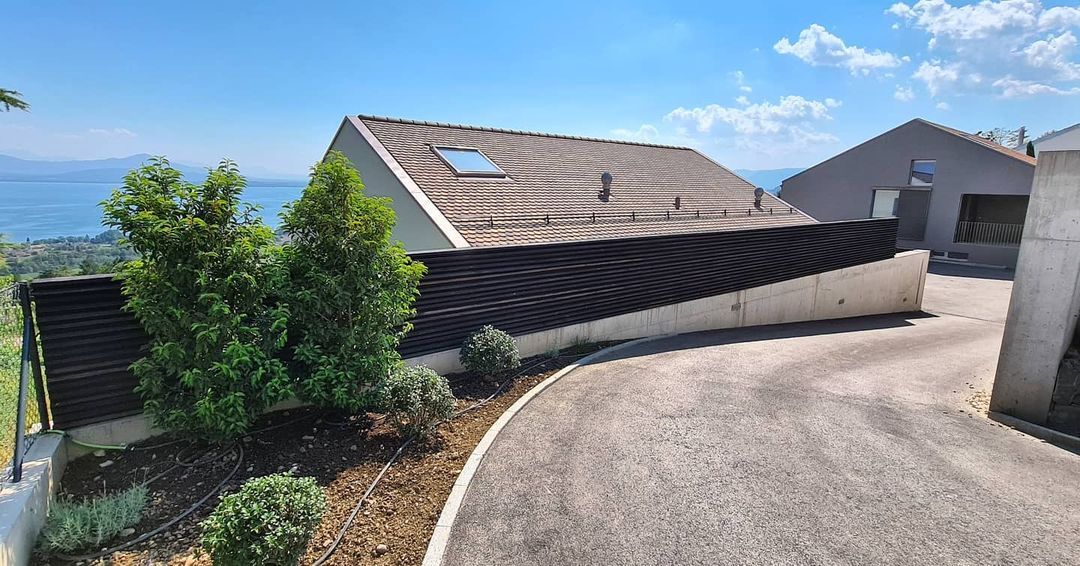 Une allée menant à une maison avec vue sur l'océan.