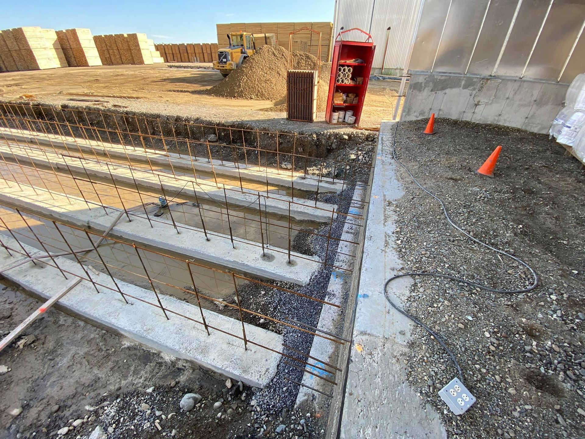 Un mur en béton est en cours de construction sur un chantier.