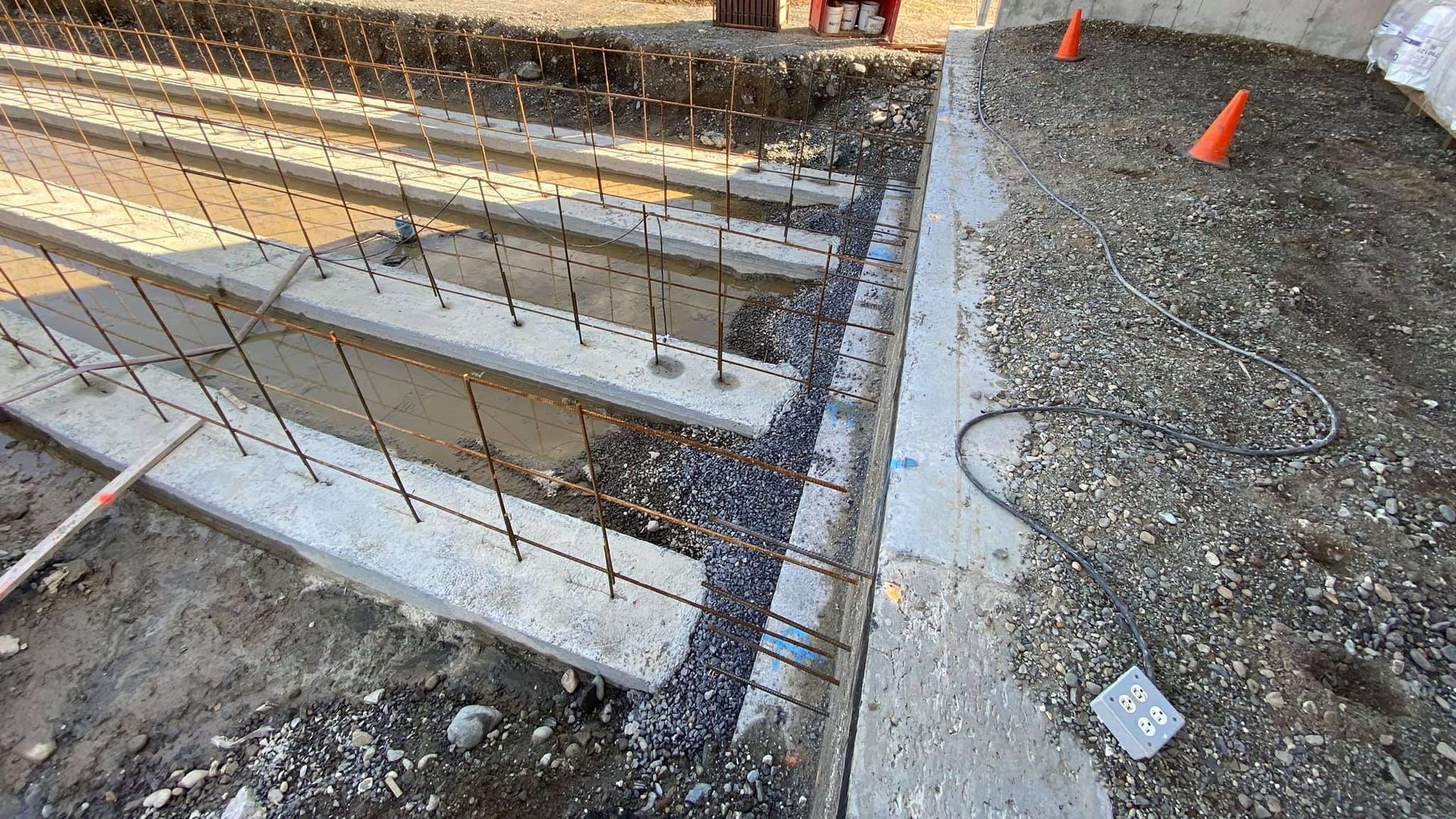 Un escalier en béton est en cours de construction sur un chantier.