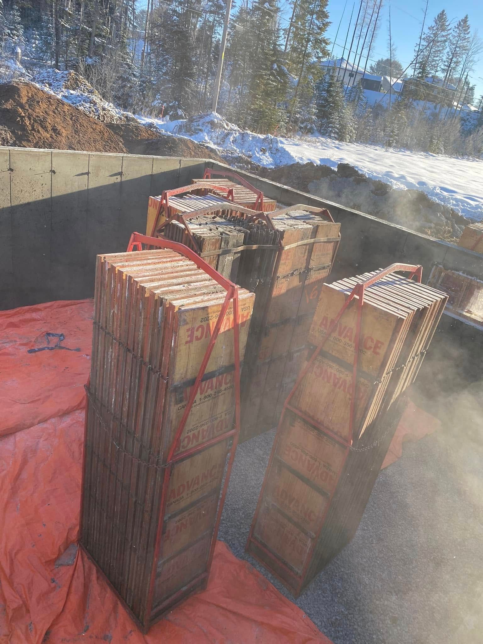 Un tas de boîtes sont empilées les unes sur les autres dans la benne d'un camion.