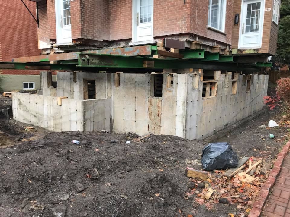 Une maison est déplacée vers un nouvel emplacement.