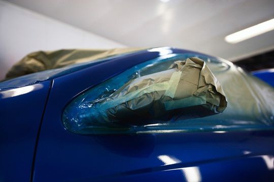 verniciatura di un'automobile blu