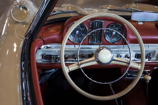 volante di un'automobile d'epoca