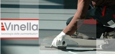 posa di rivestimenti in resine