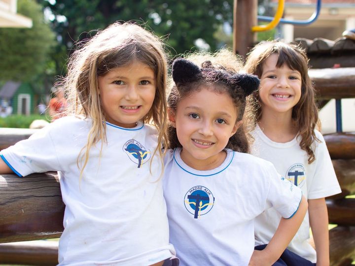 Pedagogia ativa.  Educação da infância ao ensino médio. Junte-se a nós! Alunas parque.