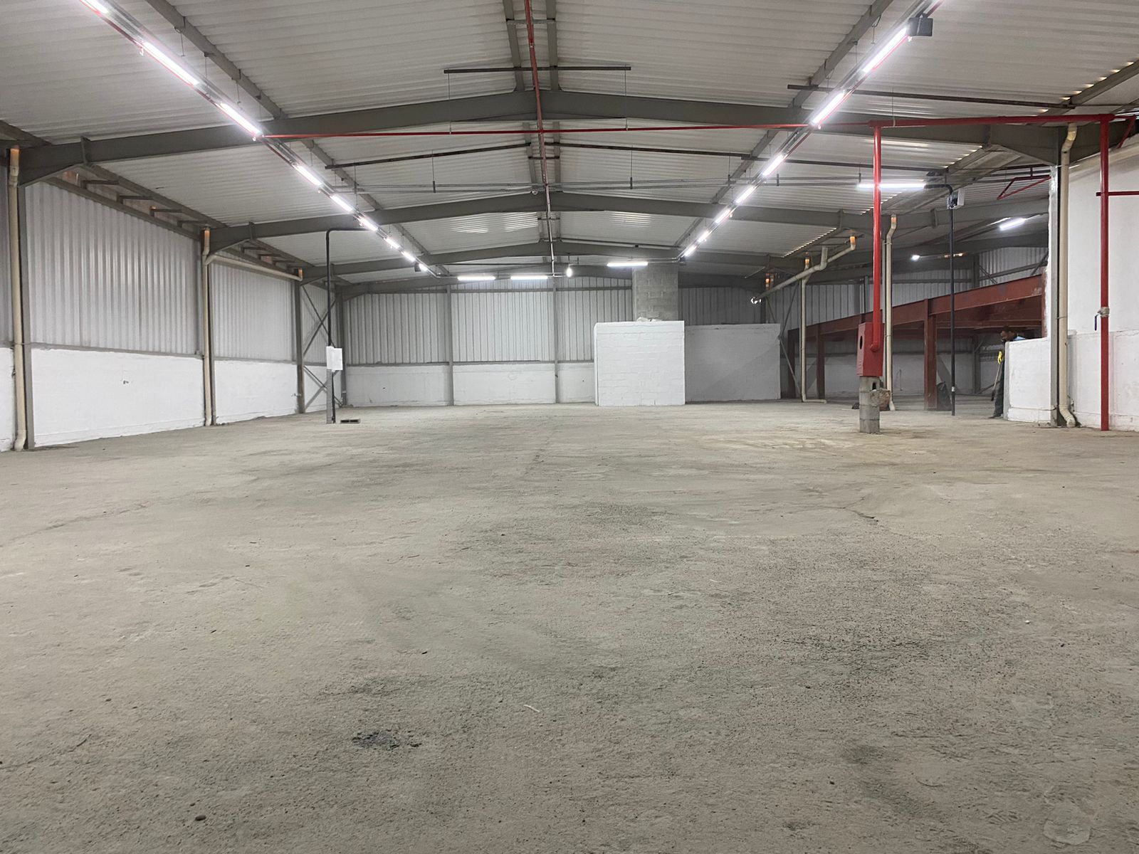 We Box Self Storage Um grande armazém cheio de caixas e paletes.