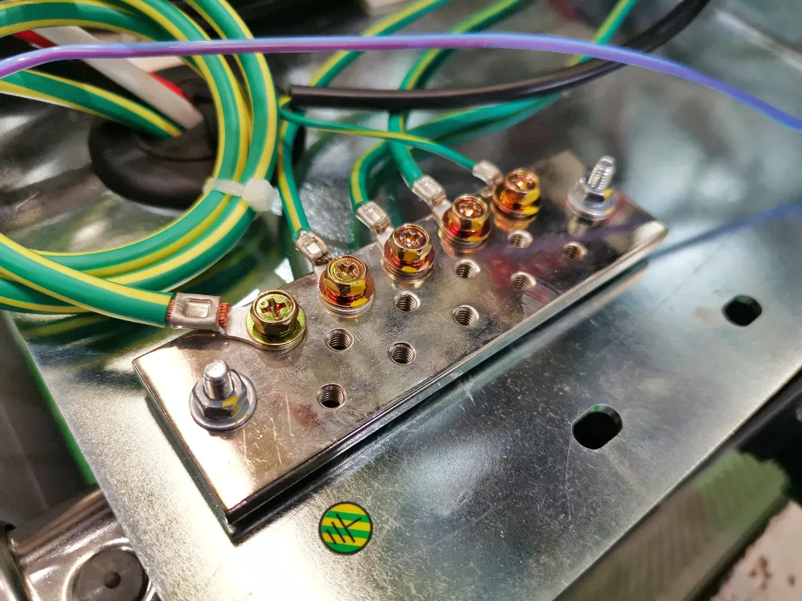 A bunch of wires are connected to a metal plate