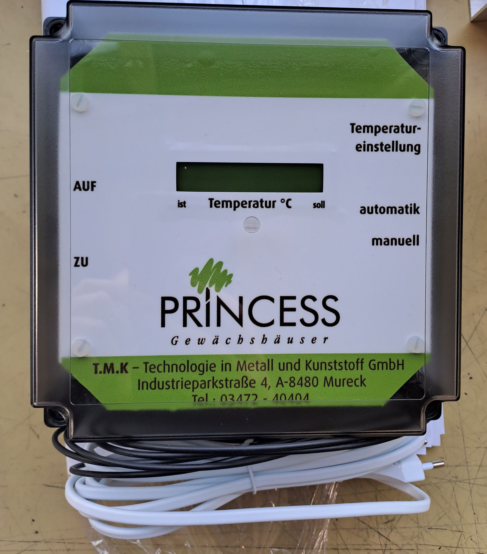 Weißes Bedienfeld mit Digitalanzeige und grünen Akzenten, beschriftet mit „Princess“. Inklusive Temperatureinstellungen.