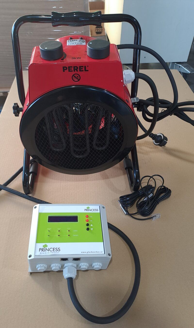 Rote elektrische Heizung mit Bedienfeld und Netzkabel auf einem Tisch.