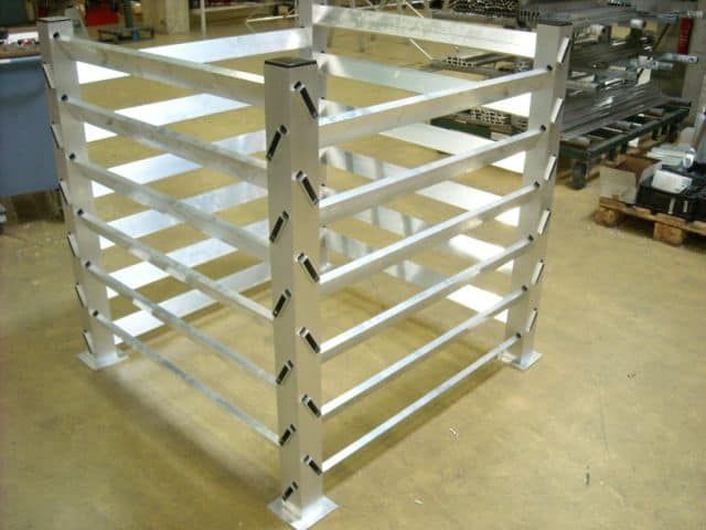 Lagerbehälter aus Aluminiummetall in einer Fabrikumgebung.