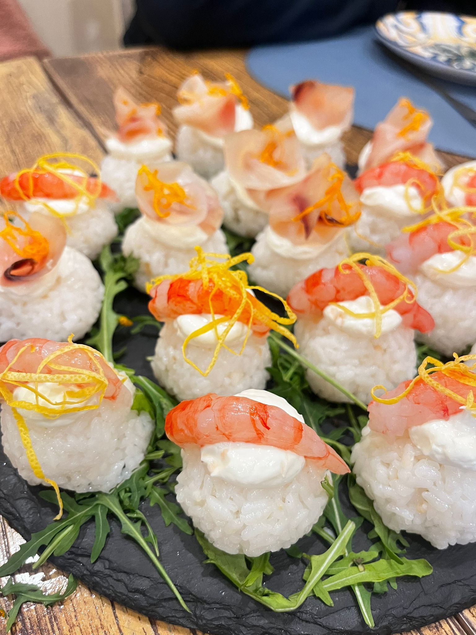 Un piatto di cibo con gamberi e riso su un tavolo.