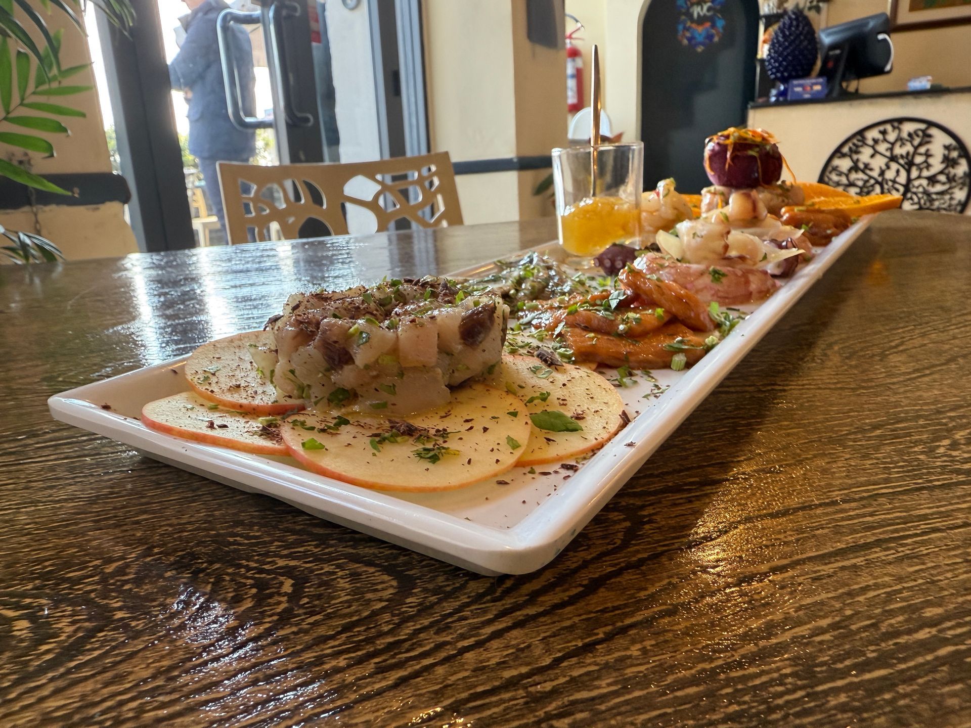 Un piatto di cibo è appoggiato su un tavolo di legno.