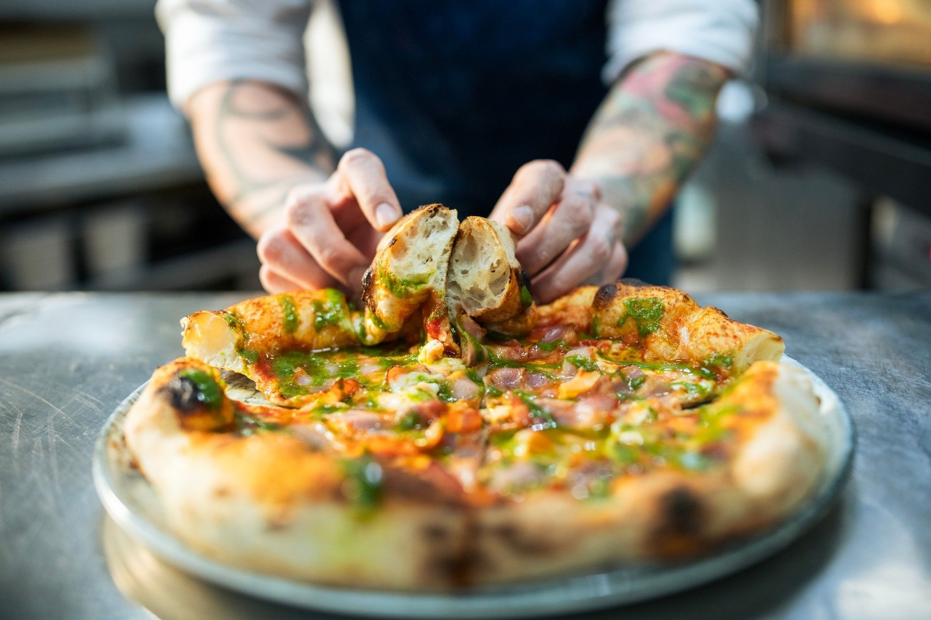 Una persona sta prendendo una fetta di pizza da un piatto.