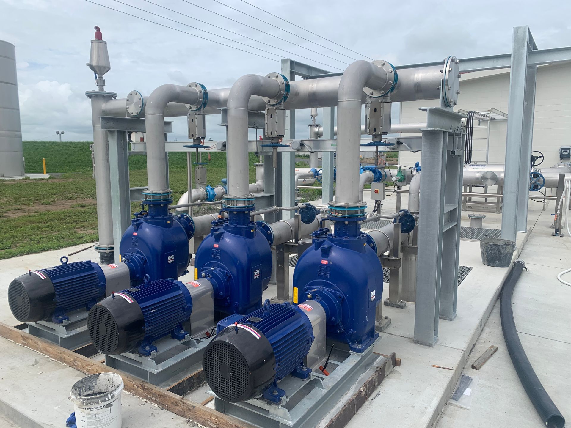 Infeed cutter grading machine, stainless steel construction with conveyor belts.