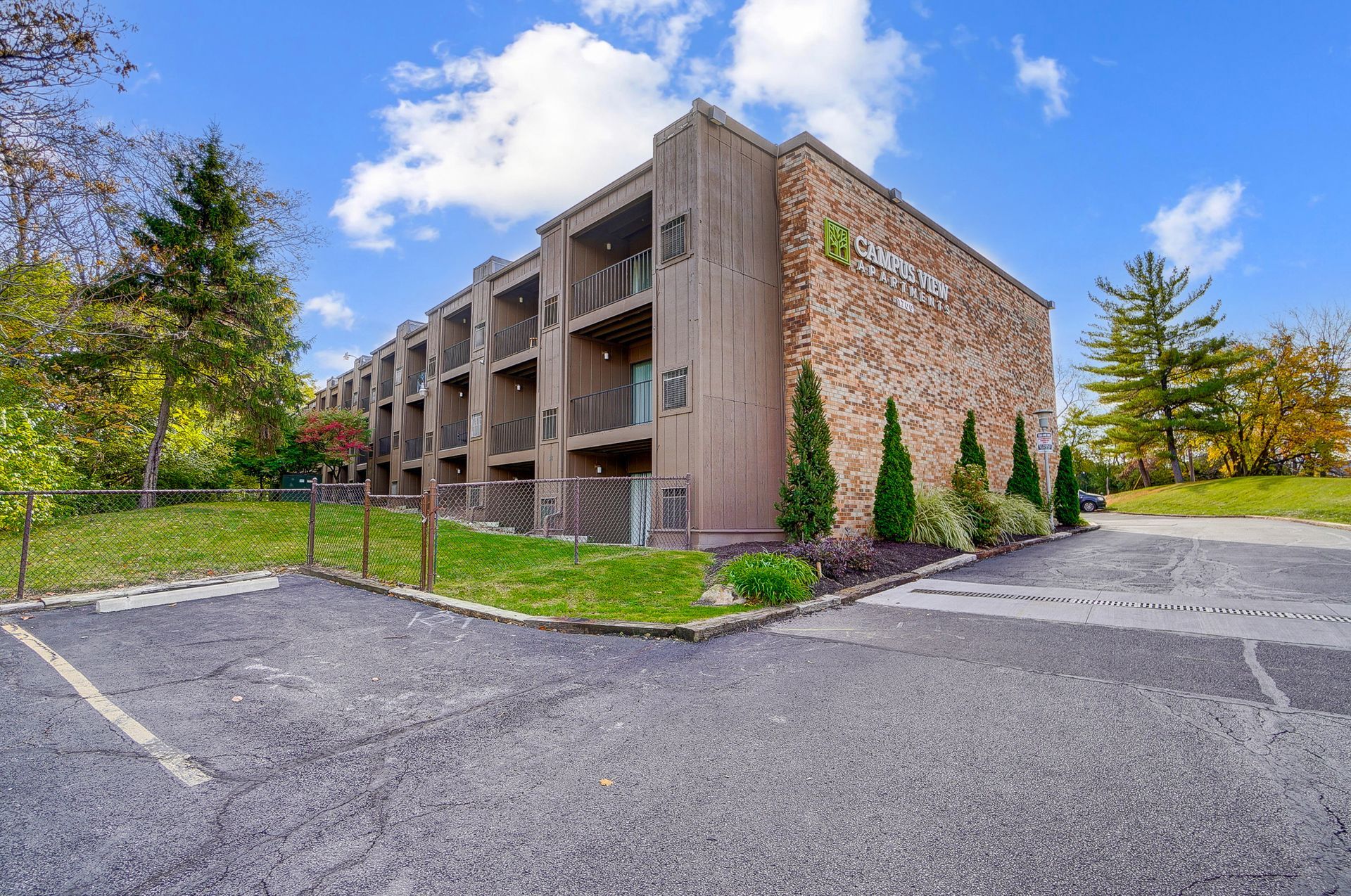 Toledo Gateway is home to multiple businesses located near Campus View Apartments
