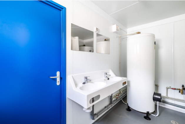 Une salle de bain avec deux lavabos et une porte bleue.