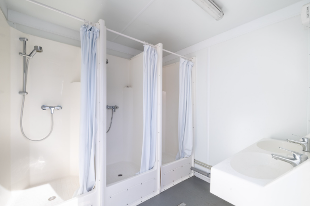 Une salle de bain avec deux douches et un lavabo.